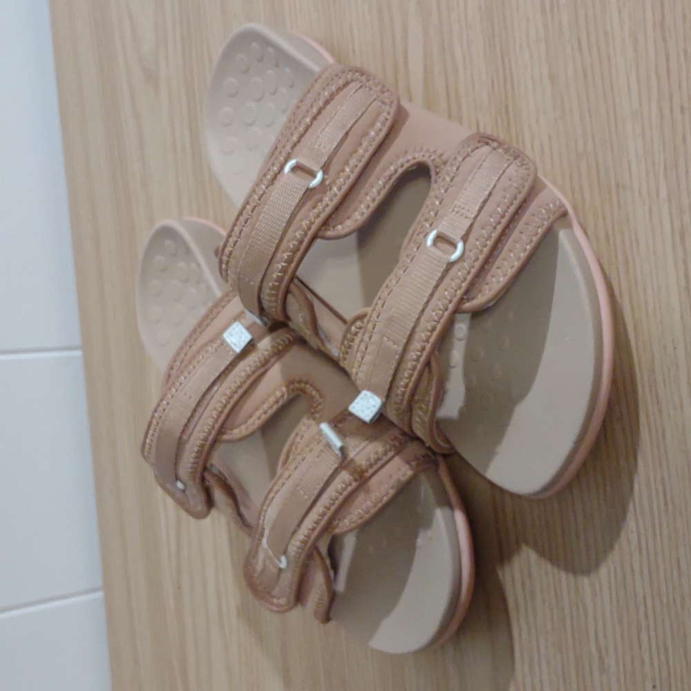 Vionic women's sandals slip on. 9 wide. Rest Sarah tan